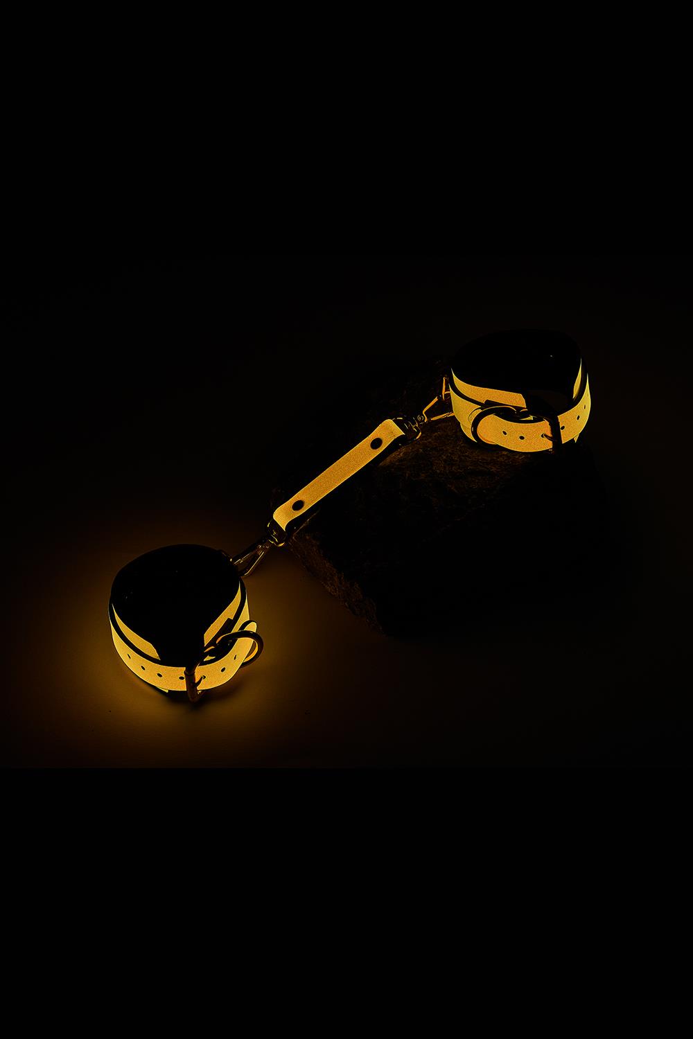 Selvlysende Bondage Håndledsmanchetter i orange fra Radiant - Bondage Udstyr