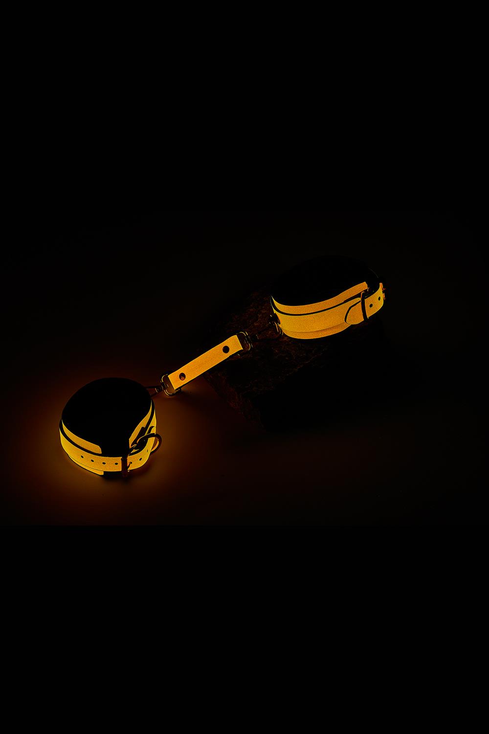 Selvlysende Bondage Udstyr fra Radiant - Ankelmanchetter i orange