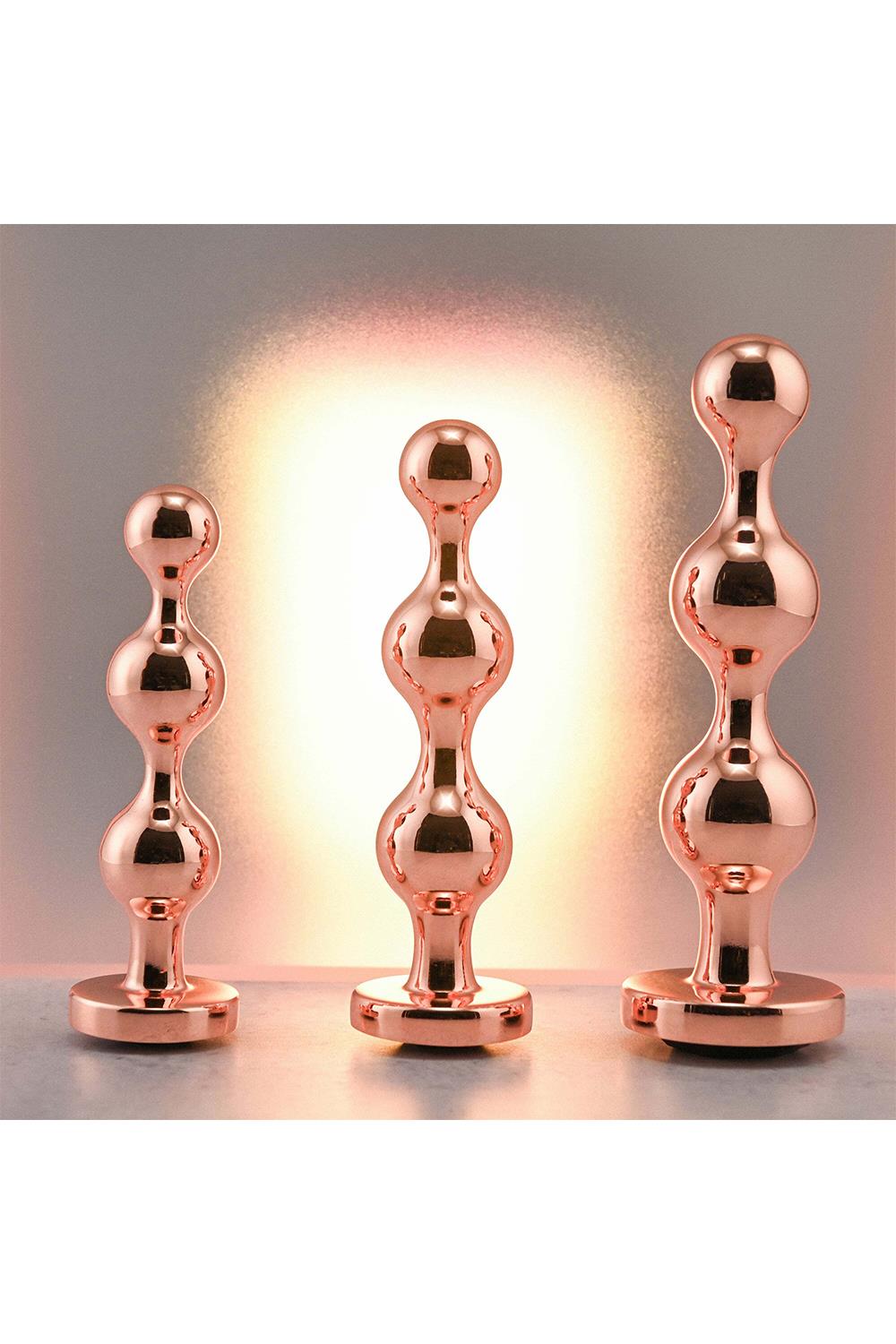 Smukke Buttplugs i tre størrelser fra Gender X i metal med sorte diamanter