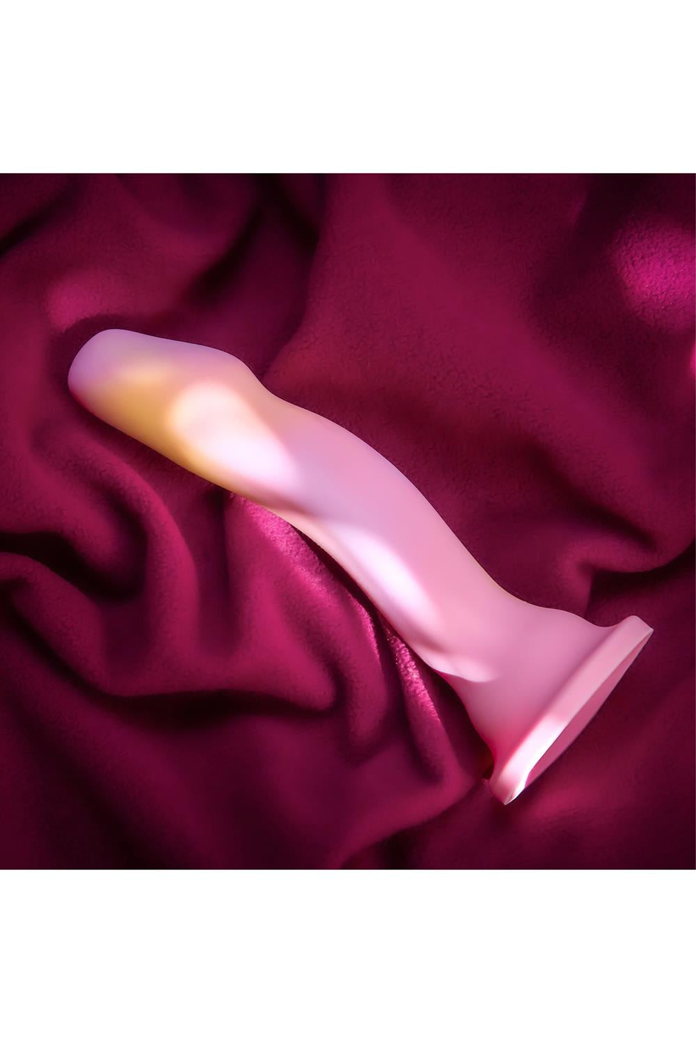 Avant Sun's Out Dildo med Kraftig Sugekop til Håndfri Leg